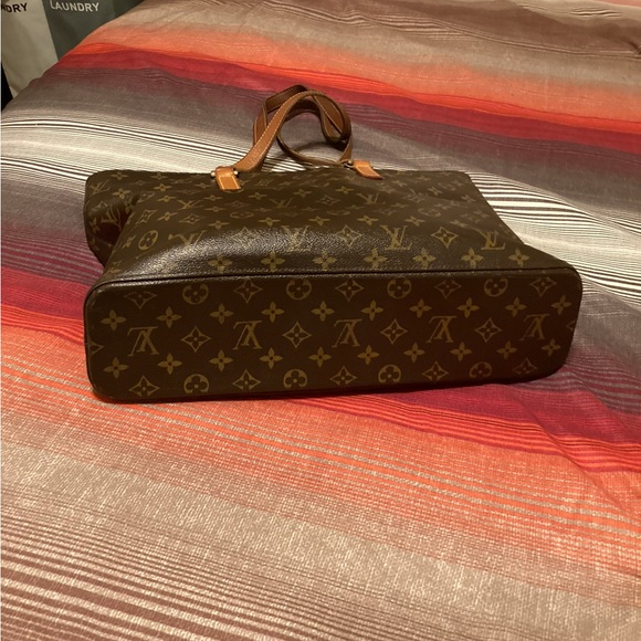 LV monogram tote have 2 small tear hardly noticeable - Picture 9 of 9